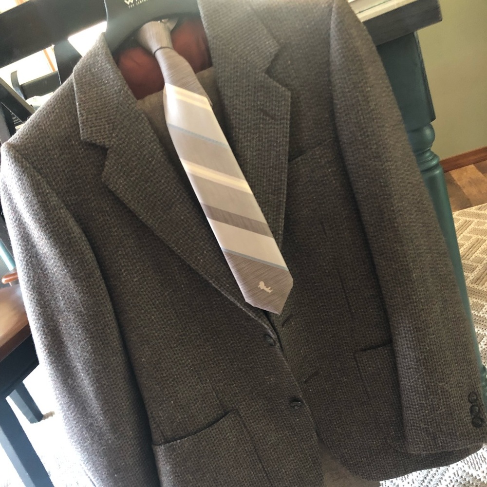 Men’s Wool Suit with Tie
